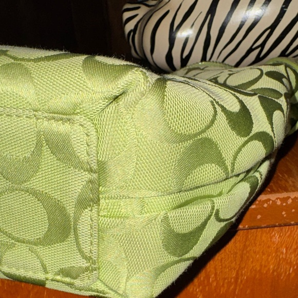 🍋‍🟩💚☀️🕶️Coach Lime Green Signature Shoulder Bag - Picture 7 of 13